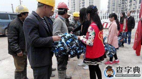 武昌理工學院愛心家園協會為建筑工人送200余套衣物3