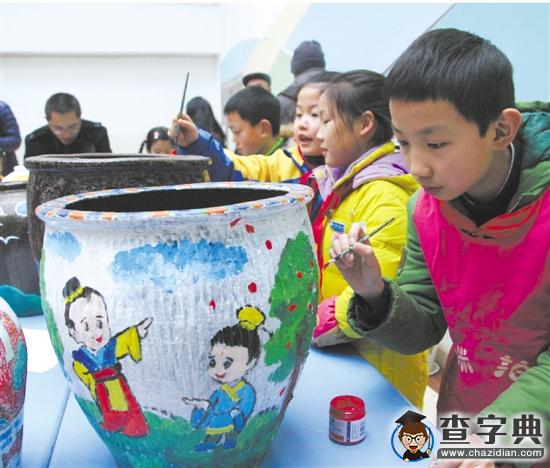 小學生在志愿者舊水缸上寫家訓1