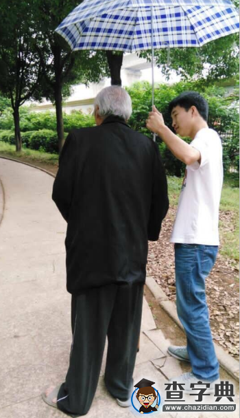 武昌理工學院15名大學生愛心接力幫扶患病老教授3