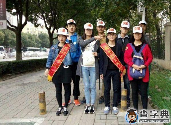 武昌理工學院大學生志愿者義賣報紙幫助患白血病女生1