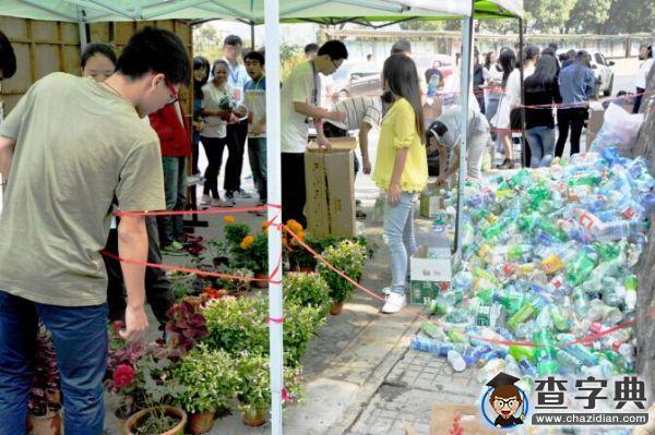 武昌理工舉行塑料瓶換盆栽活動受熱捧 100多盆盆栽1個小時換光2