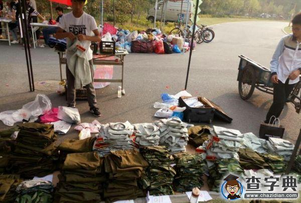 鄭州大學學子感恩社會 軍訓服捐贈農民工2