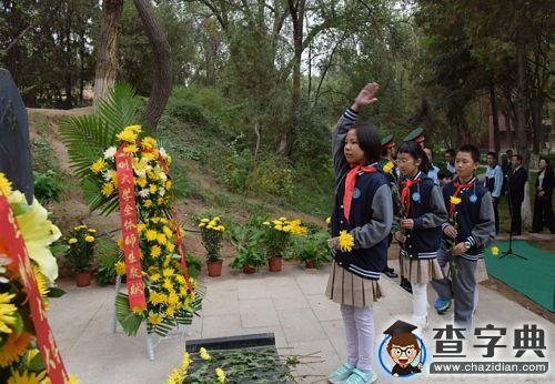 緬懷英烈傳承遺志 蘭大向革命烈士紀念碑獻花5