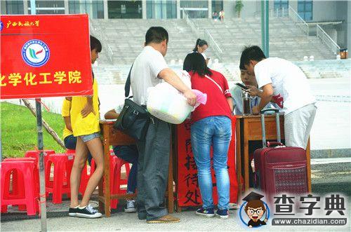 新生入學父母伴 溫馨背影暖人心6