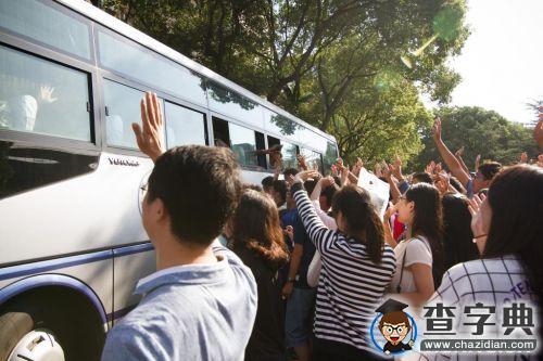 上海交通大學2014級學生軍訓團歡送承訓教官5