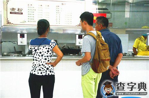 新生入學父母伴 溫馨背影暖人心8