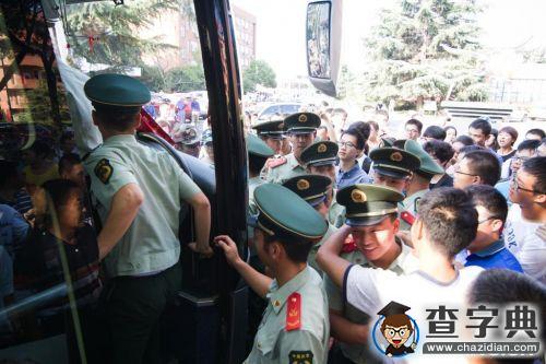 上海交通大學2014級學生軍訓團歡送承訓教官3