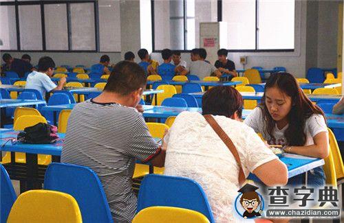 新生入學父母伴 溫馨背影暖人心9