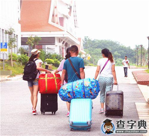 新生入學父母伴 溫馨背影暖人心4