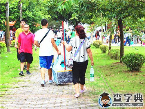 新生入學父母伴 溫馨背影暖人心3