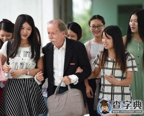 大學教授撞臉愛因斯坦走紅被稱“慢走”教授1