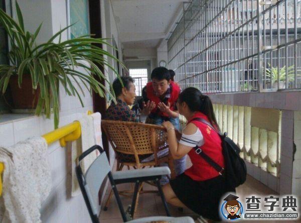 贛南師院：大學生“牽手夕陽”共度中秋2