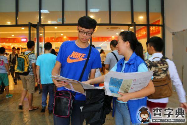 贈送校報專版  重慶理工大學教新生做校園好網民1