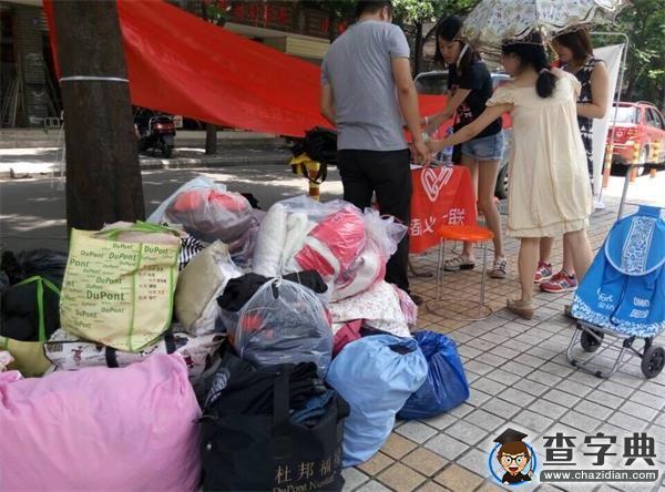 石大義工團聯手成都義工聯開展“愛衣舊”公益活動2