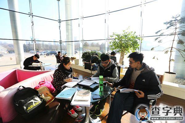 留校學生學習忙 石大校園飄書香4