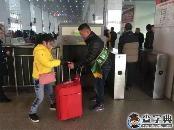 淮陰工學院“小馬甲” 溫暖春運回家路2