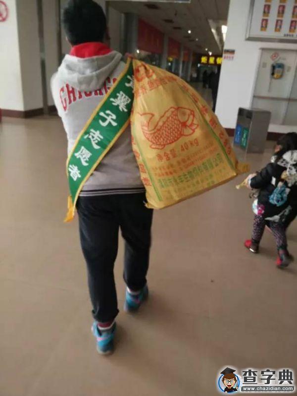 淮陰工學院“小馬甲” 溫暖春運回家路4