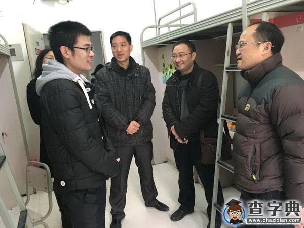 大年初一學校領導到宿舍看望留校同學1