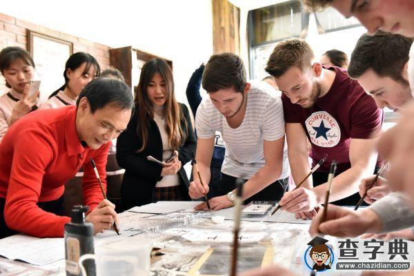 英國師生走進重慶工程職院感受中國傳統文化3