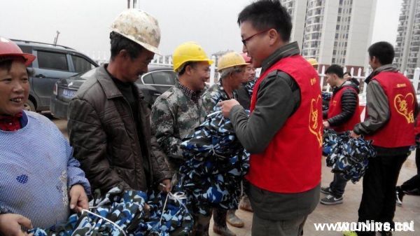武昌理工學院愛心家園協會為建筑工人送200余套衣物1