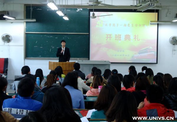 安徽師大王坎：長著張孩子臉 操著爹媽心的“王媽媽”1