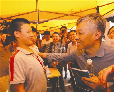 開學季：14歲少年走進大學 清華來了8對雙胞胎1
