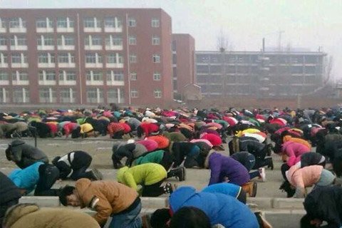 河南一高中要求學生集體跪拜孔子1