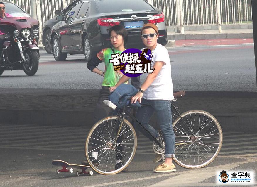 竇靖童高架橋下玩滑板 親密摟男性友人的腰2