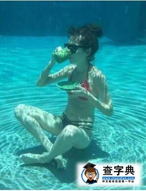 厲害了！許瑋甯水底喝咖啡 被調侃續杯不要錢1