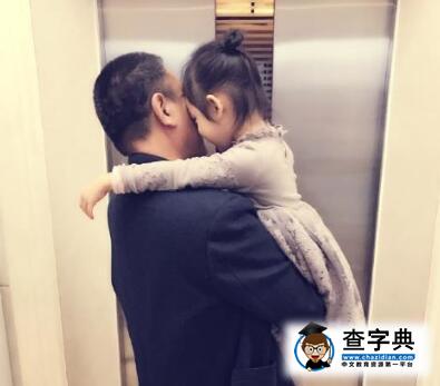 祖孫兩上演靠頭殺好溫馨 甜馨送爺爺上學【圖文】1