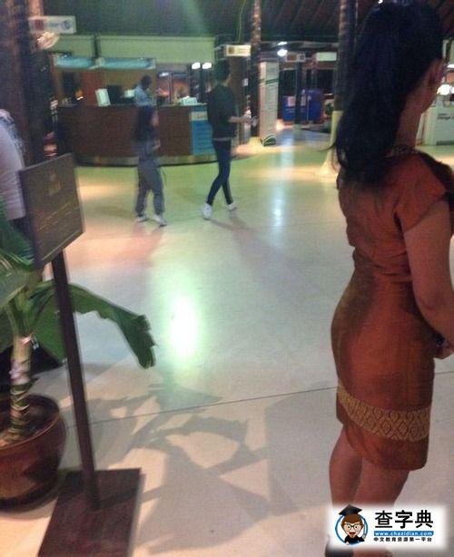 王菲泰國度假攜女兒李嫣出行 網友：心疼菲姐太瘦了3