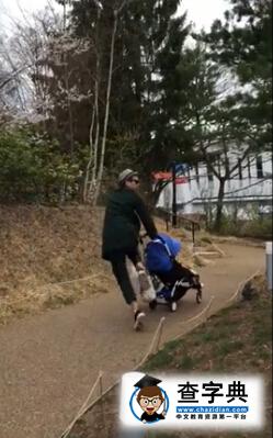 鄧超瘋癲帶女兒玩耍 小花妹妹的感受你考慮過嗎1