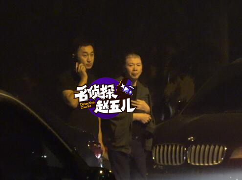 馮小剛深秋穿短袖不服老 忙應酬重現老炮兒風采1
