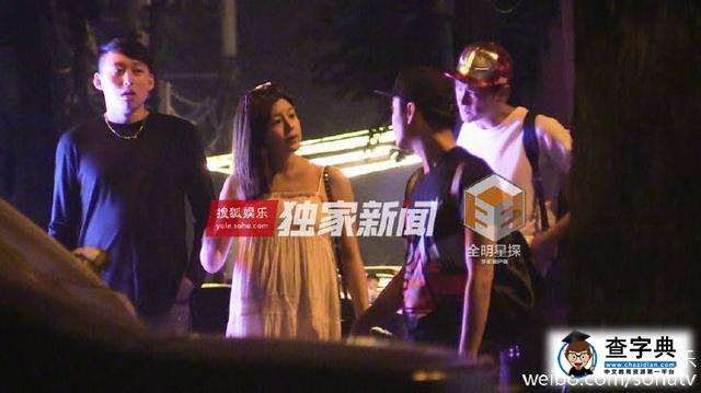 陳妍希挺大肚與友人聚餐 陳曉甜蜜牽手耳語不停1