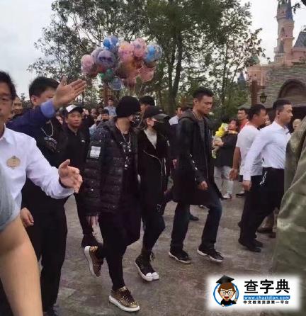 周杰倫昆凌游迪士尼 為女兒選公仔超有愛2