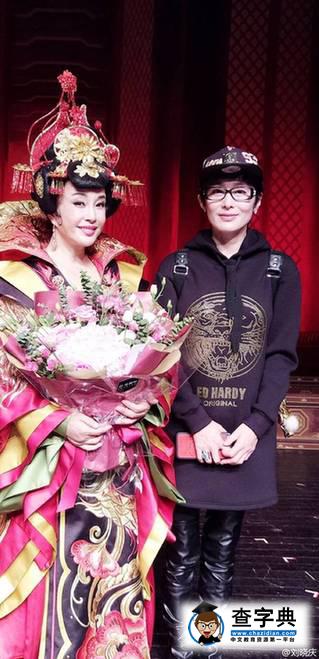 61歲劉曉慶與昔日玉女張敏同臺，誰更美？2