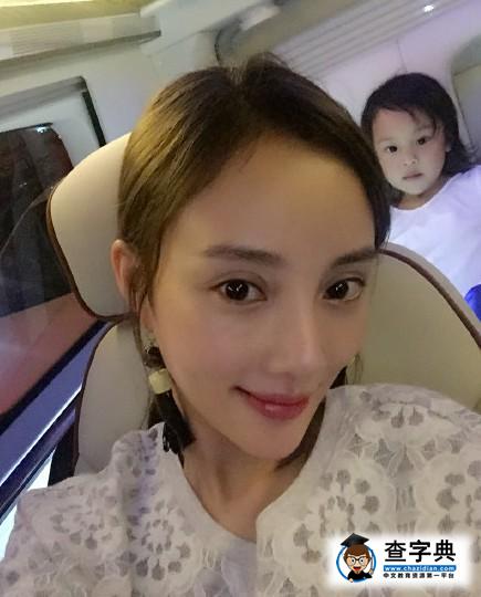 李小璐曬照尖下巴惹眼 遭網友吐槽是“蛇精臉”1
