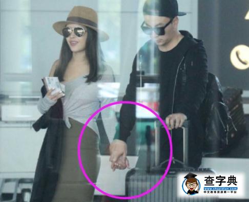 釋小龍新戀情疑曝光 親密樓女友肩膀狂虐狗1