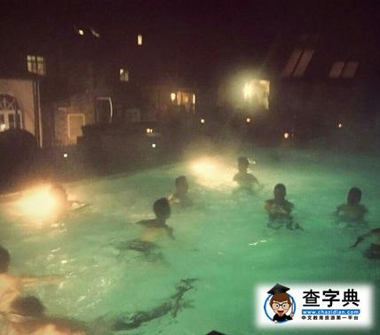 周杰倫婚后派對玩瘋 僅穿內褲室外跳水1