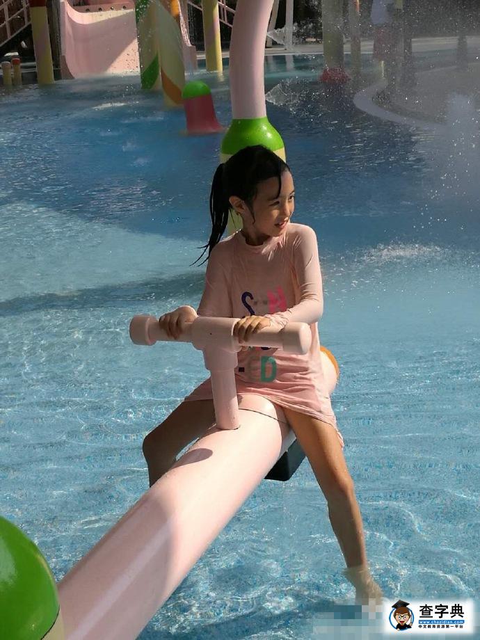 夏克立曬女兒泳池戲水照 夏天變成非洲公主啦！2