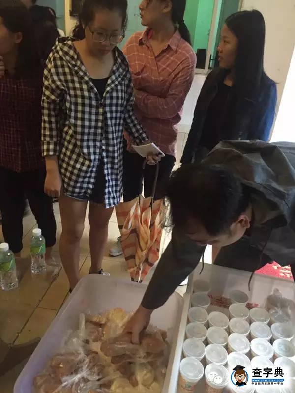 海南20萬留校學生安然度過臺風天：老師手持杠鈴為其送飯1