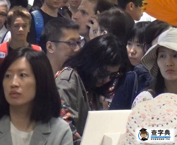56歲鐘楚紅市場買菜 擠在人群中發型凌亂(圖)1