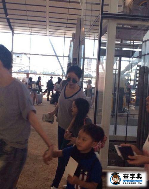 王菲泰國度假攜女兒李嫣出行 網友：心疼菲姐太瘦了1