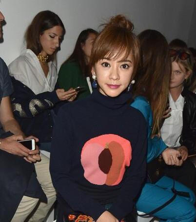 被時裝周毀徹底！元氣少女緣何“妝”成老阿姨？2