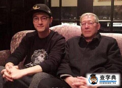 胡歌陪爸爸逛博物館 背手走路似老干部(圖)1