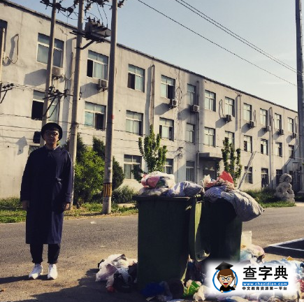 杜海濤曬與垃圾堆合影 網友：記得來收餐盒1