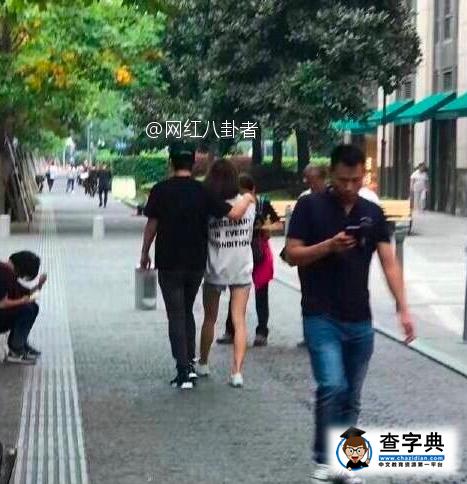 又有新歡？王思聰攜嫩妹逛街，親密摟肩(圖)2