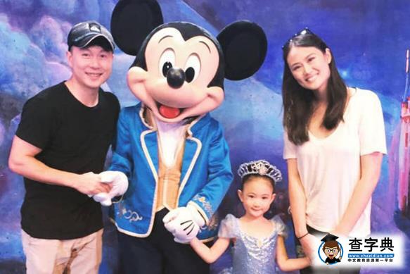 李小鵬一家同游迪士尼 奧莉變公主超可愛1