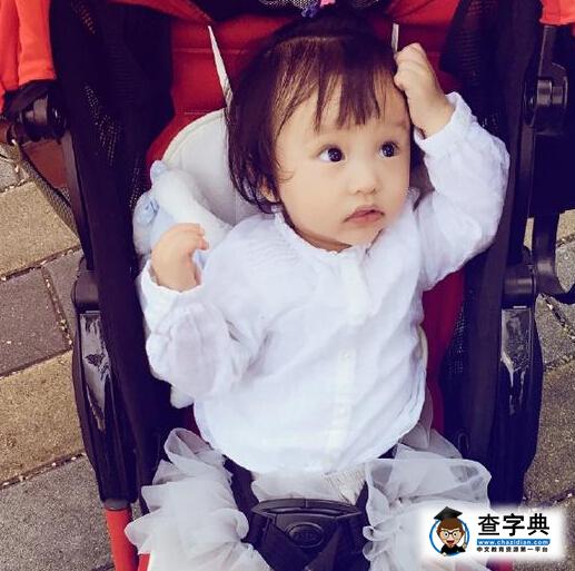 歐弟嬌妻帶愛女游公園 萌態十足惹人愛(圖)1