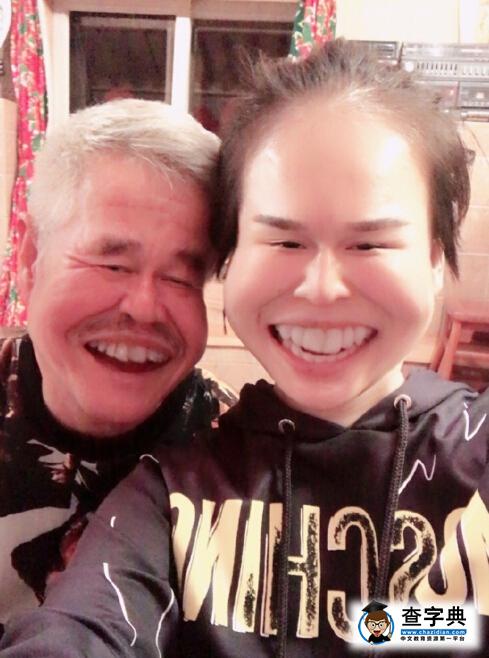 坑爹！趙本山和女兒合影，卻被拍成大嘴猴…(圖)1